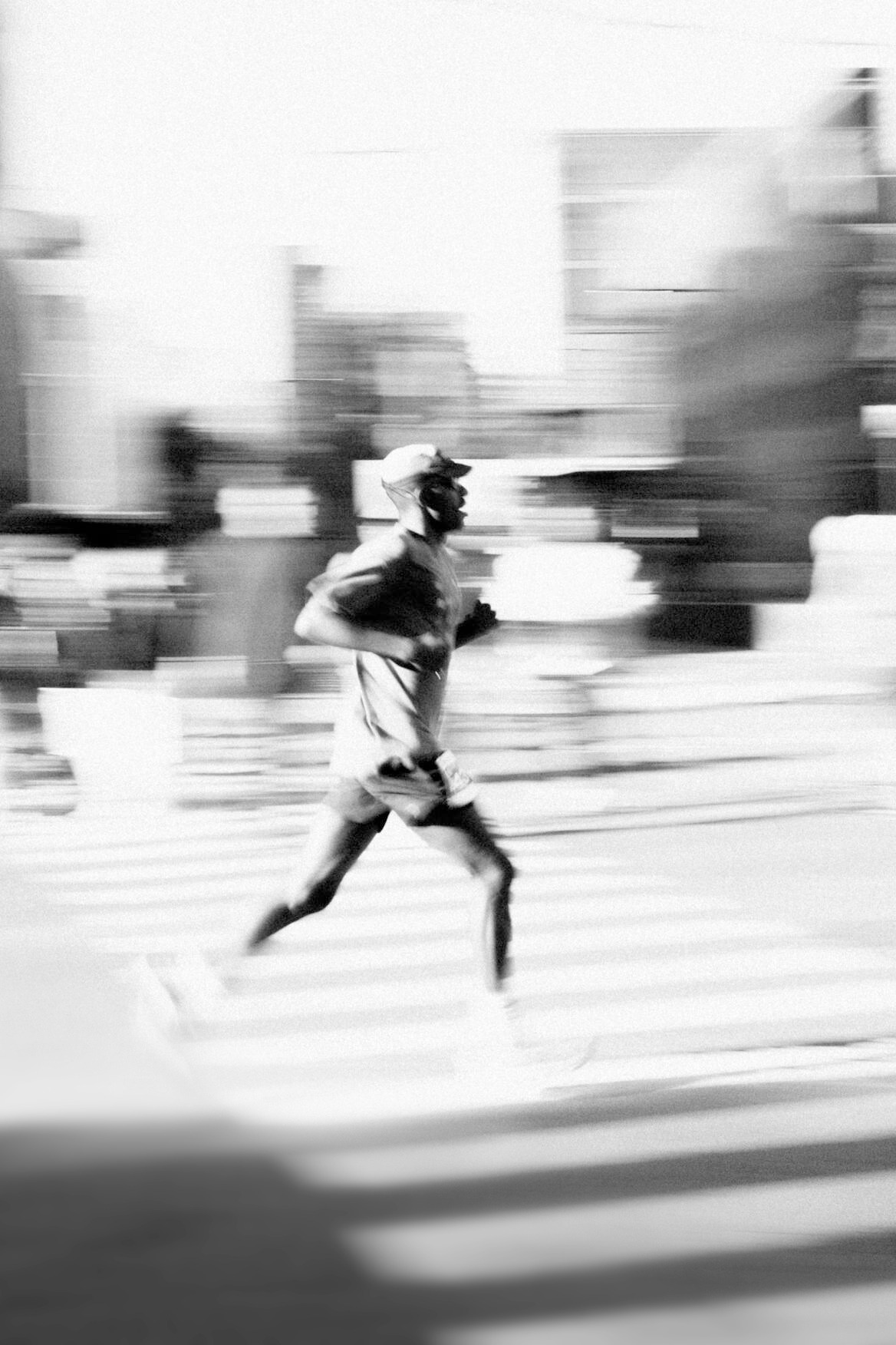 The 1% app running tracker showing distance, pace, route insights, and performance metrics.